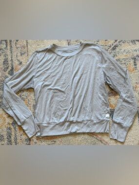 Vuori Daydream Crew Top Womens Medium Gray Long Sleeve Pullover Lounge Soft